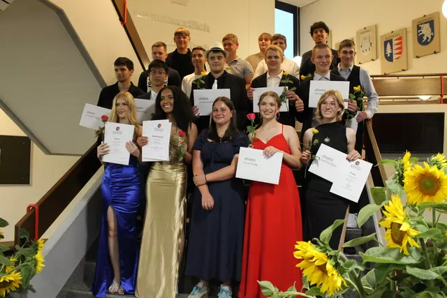 Abschlussschüler stehen auf der Treppe zum Abschlussfoto